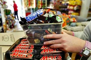 Kẹo sôcôla Snickers bị thu hồi ở 55 nước