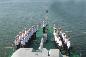 Hải quân cứu hộ hàng trăm người trên biển