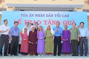 Chánh án TAND Tối cao Trương Hòa Bình tặng quà cho dân vùng hạn
