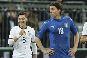 Đức ‘đè bẹp’ Ý, Anh ‘phơi áo’ trước Hà Lan