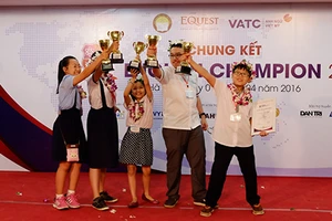 Hai thí sinh TP.HCM vô địch English Champion 2016