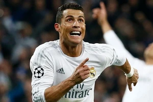 Ronaldo lập hattrick, Real ngược dòng 'thần thánh' loại Wolfsburg