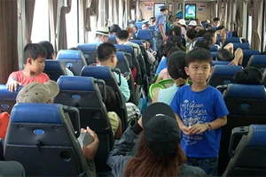 Một ngày hơn 6.100 khách đi tàu ngoại ô Sài Gòn - Dĩ An