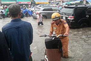 Cảnh sát giao thông Biên Hòa giúp dân trong cơn mưa lớn