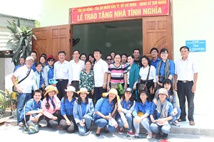 Tòa Lao động trao nhà tình nghĩa và tặng quà cho trẻ em nghèo