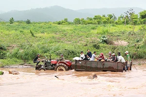 Huy động bộ đội xây cầu bị lũ cuốn trôi