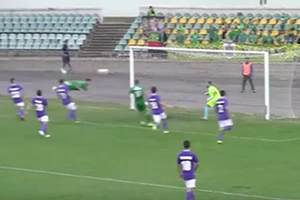 Cầu thủ tung người móc bóng ghi bàn kiểu bò cạp