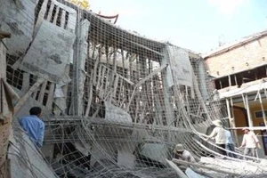 Sập giàn giáo, ba người bị thương