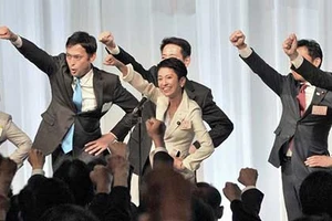 Chủ tịch đảng đối lập Nhật mang hai quốc tịch