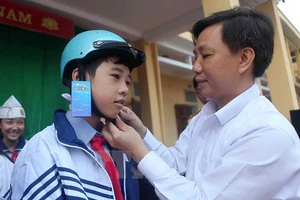 Vận động người dân cả nước đội mũ bảo hiểm đạt chuẩn