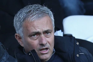 Mourinho chê Shaw, Smalling quá yếu đuối