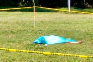 Cầu thủ dùng đầu húc chết trọng tài vì bị phạt thẻ đỏ