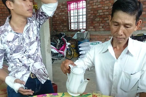 Nhóm côn đồ đánh người vô cớ gãy tay