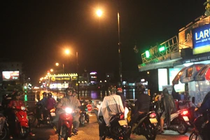 Lũ lên nhanh, nhiều người dân mắc kẹt giữa đường