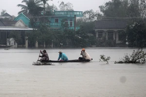 Thừa Thiên-Huế ngập nặng, có nơi phải đi lại bằng xuồng