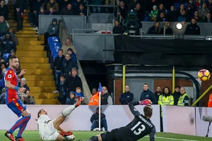 Pogba, Ibra giúp MU thắng nhọc Crystal Palace