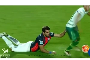 Chết cười với những pha phạm lỗi có một không hai