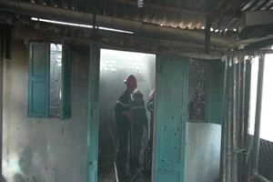 Gia chủ đi vắng, 'bà hỏa' thiêu rụi hai căn nhà