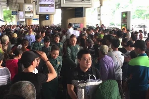 Vật vã đón Việt kiều: Chúng ta đang làm khổ nhau!