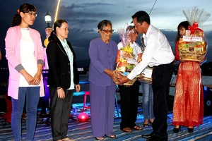 Tặng quà tết cho gia đình liệt sĩ Trường Sa