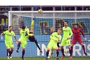 Đường chuyền 'trái chuối' và pha ngã bàn đèn ngoạn mục