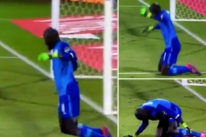 Thủ môn tự gây chấn thương cho mình để giúp đội nhà