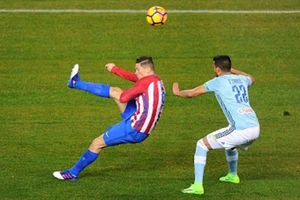 Xem Torres lập siêu phẩm khó tin