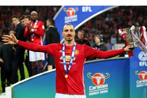 Ibra hóa vị vua, Pogba đóng vai siêu nhân Gao ôm cúp