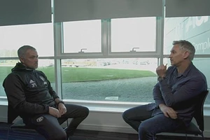 Mourinho chỉ trích Van Gaal sai lầm trong chuyển nhượng