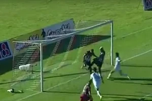 Hài hước: Cầu thủ bị đồng đội 'cướp' bàn thắng