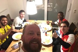 Hành động đáng ngưỡng mộ của CĐV Dortmund sau vụ nổ bom