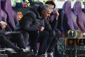 Nổi điên với hàng công MU, Mourinho mắng cả Ibrahimovic