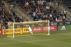 Cựu sao Barcelona ghi bàn thắng để đời từ giữa sân