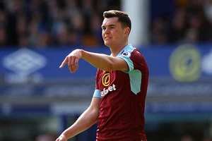 MU lại bỏ “núi tiền” mua người cũ