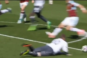 Rooney trượt chân vô duyên, MU hỏng ăn