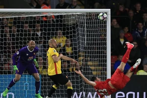 Siêu phẩm 'xe đạp chổng ngược',Liverpool xây chắc top 4