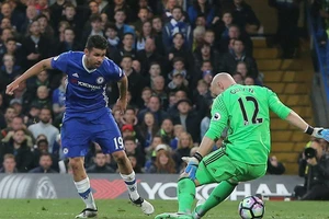 Chelsea chạm một tay vào chức vô địch