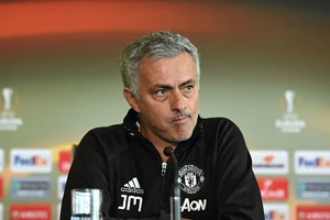 Mourinho tuyên bố Ajax nên... ở nhà: MU sợ mất cúp?