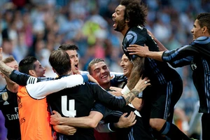 Barca ngược dòng thần thánh, vẫn nhìn Real lên ngôi