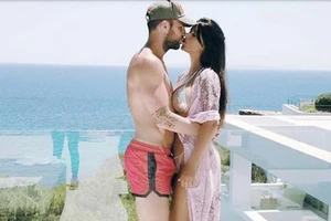 Siêu sao đua nhau dẫn dàn chân dài ra biển nghỉ mát