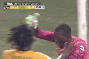 Thủ môn nghiệp dư liên tiếp cứu thua không tưởng