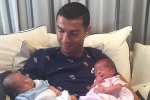 Cristiano Ronaldo chính thức khoe con song sinh