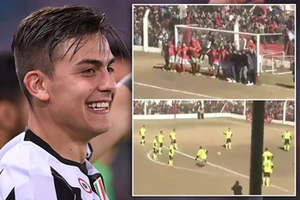 Sút phạt siêu đẳng giữa rừng người trước cầu môn