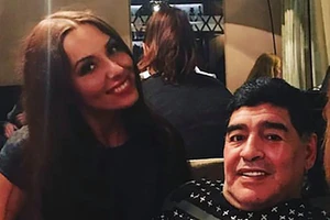 Maradona làm chuyện đồi bại với nữ phóng viên xinh đẹp