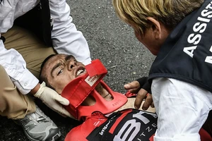 Tay đua suýt rơi xuống vực, lao đầu vào đá kinh hoàng