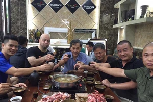 Flores và võ sư Bảo Châu vào quán uống rượu đàm đạo