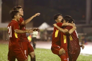 Công Phượng lập cú đúp, U-23 VN thắng trận thủy chiến
