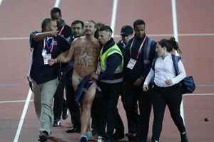 Người đàn ông yêu hòa bình khỏa thân lao vào đường chạy