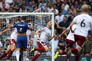 Nhận 2 thẻ đỏ, Chelsea thua sốc ngay trên sân nhà