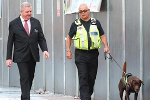 Dàn sao MU được…chó nghiệp vụ dẫn đường vào hotel 5 sao